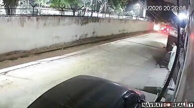 Přimáčknutá vozidlem o zeď