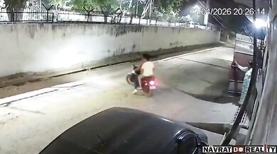 Přimáčknutá vozidlem o zeď