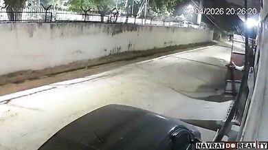 Přimáčknutá vozidlem o zeď