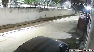 Přimáčknutá vozidlem o zeď