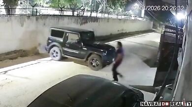 Přimáčknutá vozidlem o zeď