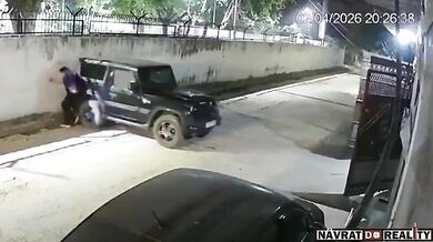 Přimáčknutá vozidlem o zeď