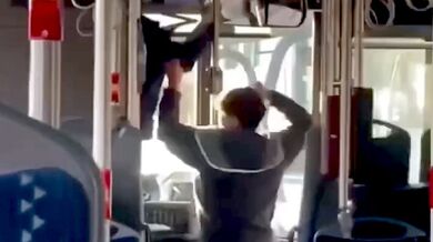 Brutální útok v německém autobuse: Třináctiletý útočník poslal řidiče do kómatu