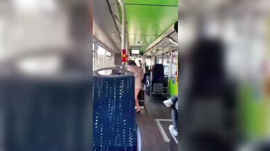 Brutální útok v německém autobuse: Třináctiletý útočník poslal řidiče do kómatu