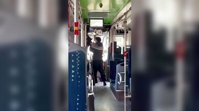 Brutální útok v německém autobuse: Třináctiletý útočník poslal řidiče do kómatu