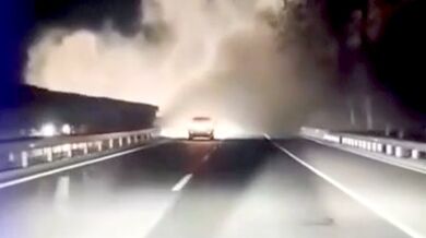 Autopilot Tesla odvrátil tragédii: Systém detekoval převrácený kamion v nulové viditelnosti