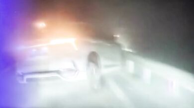 Autopilot Tesla odvrátil tragédii: Systém detekoval převrácený kamion v nulové viditelnosti