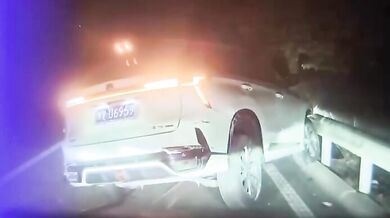 Autopilot Tesla odvrátil tragédii: Systém detekoval převrácený kamion v nulové viditelnosti