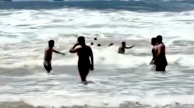 Dramatická záchrana na pláži Zipolite: Turistka ignorovala varování a málem utonula v dravých vlnách