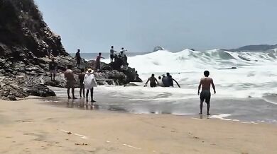 Dramatická záchrana na pláži Zipolite: Turistka ignorovala varování a málem utonula v dravých vlnách