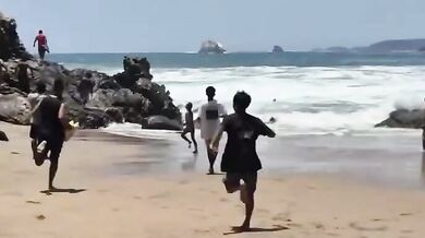 Dramatická záchrana na pláži Zipolite: Turistka ignorovala varování a málem utonula v dravých vlnách