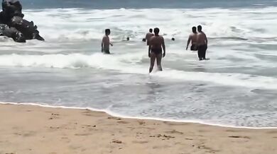 Dramatická záchrana na pláži Zipolite: Turistka ignorovala varování a málem utonula v dravých vlnách