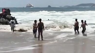 Dramatická záchrana na pláži Zipolite: Turistka ignorovala varování a málem utonula v dravých vlnách