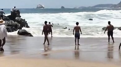 Dramatická záchrana na pláži Zipolite: Turistka ignorovala varování a málem utonula v dravých vlnách