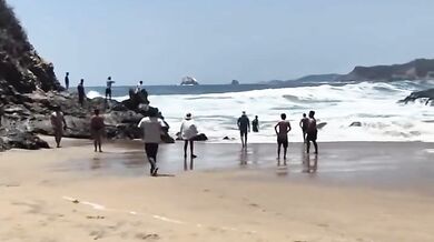 Dramatická záchrana na pláži Zipolite: Turistka ignorovala varování a málem utonula v dravých vlnách