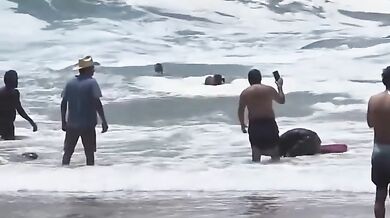 Dramatická záchrana na pláži Zipolite: Turistka ignorovala varování a málem utonula v dravých vlnách