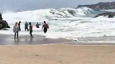 Dramatická záchrana na pláži Zipolite: Turistka ignorovala varování a málem utonula v dravých vlnách