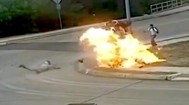 Motorkář po nárazu a požáru stroje skončil s těžkými popáleninami