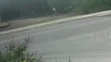 Motorkář po nárazu a požáru stroje skončil s těžkými popáleninami