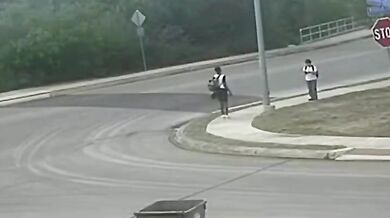 Motorkář po nárazu a požáru stroje skončil s těžkými popáleninami