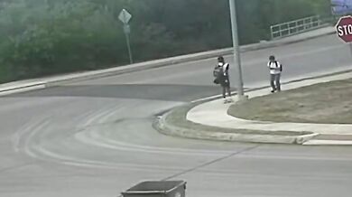 Motorkář po nárazu a požáru stroje skončil s těžkými popáleninami