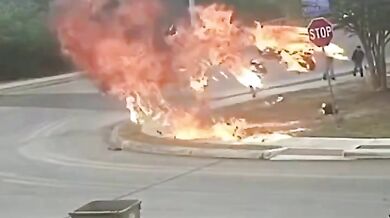 Motorkář po nárazu a požáru stroje skončil s těžkými popáleninami