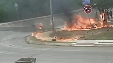 Motorkář po nárazu a požáru stroje skončil s těžkými popáleninami