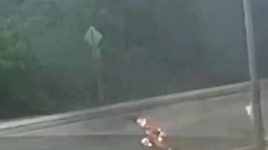 Motorkář po nárazu a požáru stroje skončil s těžkými popáleninami