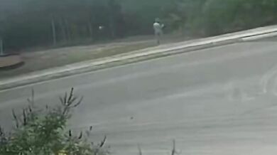 Motorkář po nárazu a požáru stroje skončil s těžkými popáleninami