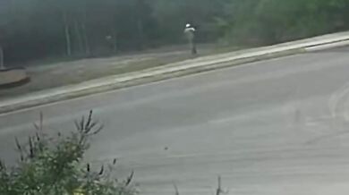 Motorkář po nárazu a požáru stroje skončil s těžkými popáleninami