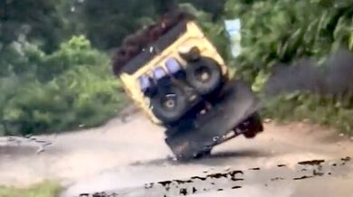 Řidič na nebezpečné silnici stabilizoval silně přetížený nákladní vozidlo