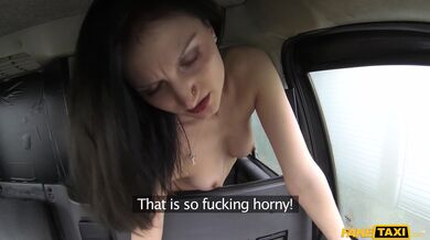 Eva Johnson ve Fake Taxi předvedla neuvěřitelnou jízdu: nejdřív drsný anál a pak masivní squirt přes celé sedadlo