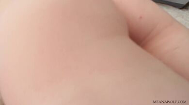 Ospalá kráska se pomalu probouzí, zatímco ji její lesbická kamarádka začíná vášnivě osahávat