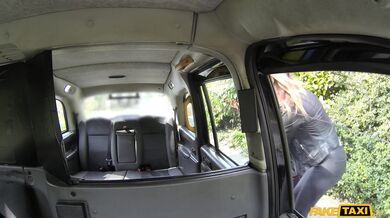 Taxikář řádí v autě s nadrženou manželkou kterou mu přihrál její vlastní muž