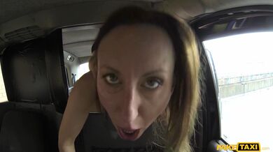 Taxikář řádí v autě s nadrženou manželkou kterou mu přihrál její vlastní muž