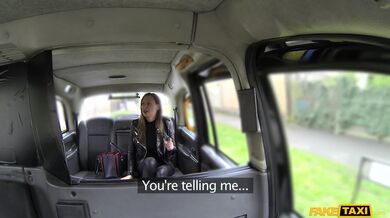 Taxikář řádí v autě s nadrženou manželkou kterou mu přihrál její vlastní muž