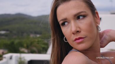 Alexis Crystal si nechala v posteli rozmrdat kundu i krk