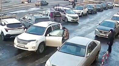 Zmatkující žena za volantem