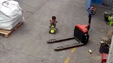 Nehoda dvou dětí na pracovišti jejich otce