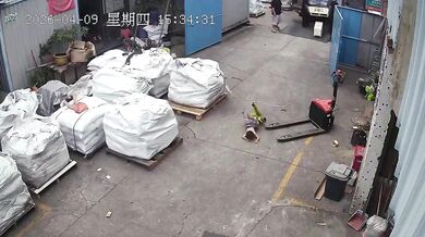 Nehoda dvou dětí na pracovišti jejich otce