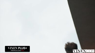 Polly Yangs a Era Queen v drsné trojce s jedním pérem
