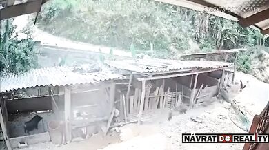 Ztráta kontroly na skútrem skončila pádem do vepřína