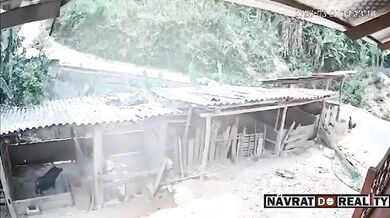 Ztráta kontroly na skútrem skončila pádem do vepřína