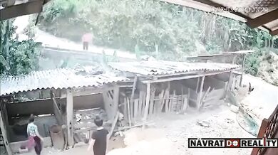 Ztráta kontroly na skútrem skončila pádem do vepřína