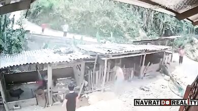 Ztráta kontroly na skútrem skončila pádem do vepřína