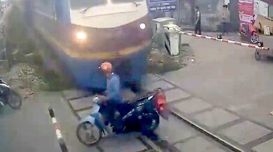 Řidič skútru se jen o fous vyhnul střetu s rozjetým vlakem