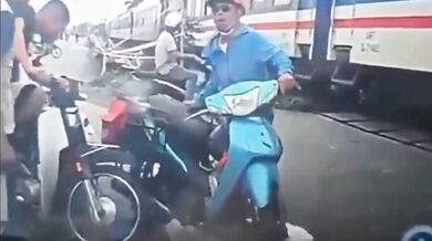 Řidič skútru se jen o fous vyhnul střetu s rozjetým vlakem