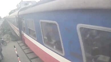 Řidič skútru se jen o fous vyhnul střetu s rozjetým vlakem