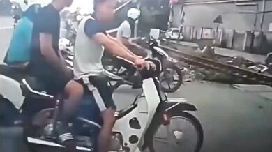 Řidič skútru se jen o fous vyhnul střetu s rozjetým vlakem