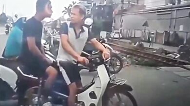 Řidič skútru se jen o fous vyhnul střetu s rozjetým vlakem